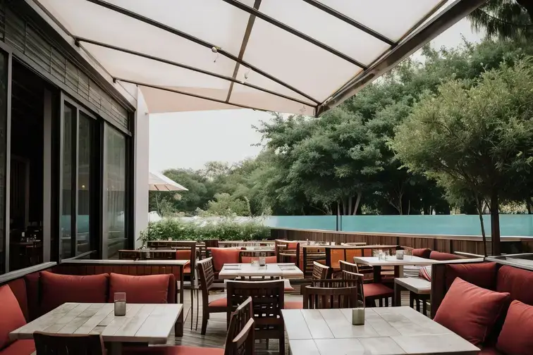 Restaurant traditionnel à service assis, salle aménagée par un architecte