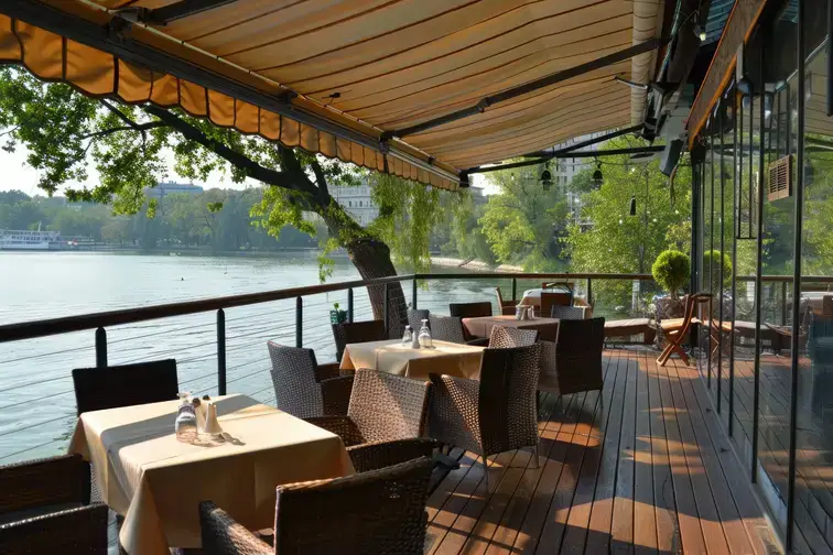 Brasserie ou pizzeria avec cuisine ouverte et comptoir