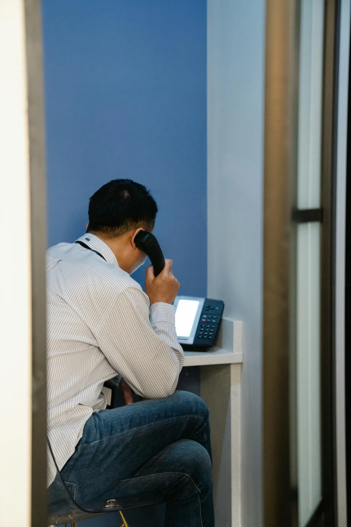 Cabine acoustique phone booth dans un coworking : isolation phonique pour appels confidentiels et visioconférences