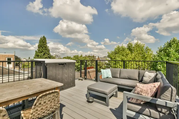 Terrasse couverte par une pergola ou une toiture